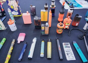 Kerajaan diminta perketatkan pengawal seliaan sistem jualan rokok elektronik dan vape termasuk memantau kandungan dalam cecair vape yang kini banyak disalah gunakan. - UTUSAN/FARIZ RUSADIO
