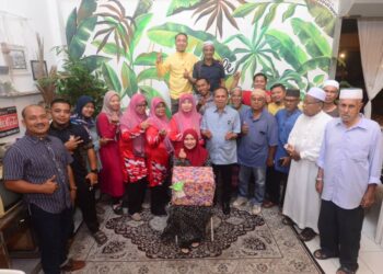 KAKITANGAN Felda Jengka 24 meraikan Norhidayah Omar (duduk, tengah) yang akan bertukar tempat kerja di Nada Cafe Bandar Pusat Jengka di Maran, Pahang.