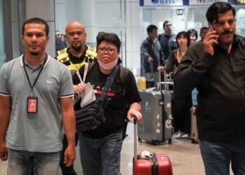 SEORANG mangsa wanita berumur 40 tahun dari Kota Belud, Sabah yang dikenali Chiko dibawa pulang selepas diselamatkan daripada sindiket Love Scam di Myanmar ketika tiba di Lapangan Terbang Antarabangsa Kuala Lumpur (KLIA), Sepang, hari ini. - UTUSAN/FAISOL MUSTAFA