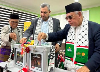 SHAREF A M Abu Shamalla (tengah) memberi sumbangan kepada Tabung Kemanusian Palestin Negeri Perak Darul Ridzuan di Ipoh, semalam. – UTUSAN/ LIYANA RAMLI