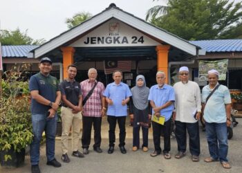 RAZAK Daud (lima dari kanan) bersama peneroka di Felda Jengka 24 di Jerantut, Pahang.