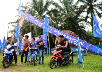 SEKUMPULAN anak muda bergambar di hadapan replika keris yang dipasang di Felda Kemasul, Pelangai di Bentong, Pahang. - FOTO/SHAIKH AHMAD RAZIF