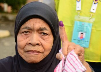 ROKIAH Said tetap turun mengundi pada PRK DUN Pelangai walaupun tidak sihat ekoran penyakit Parkinson dihidapnya. - FOTO/SHAIKH AHMAD RAZIF