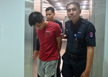 MUHAMMAD Faiz Radzli yang mengaku bersalah atas tuduhan cubaan merompak seorang wanita dibawa keluar dari Mahkamah Sesyen Kuala Terengganu, hari ini. - UTUSAN/PUQTRA HAIRRY ROSLI