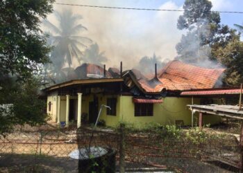 KEADAAN rumah milik keluarga Nurhuda Jamaludin yang musnah dalam kejadian kebakaran di Kampung Banggol Peradong, Kuala Terengganu, hari ini. - UTUSAN/TENGKU DANISH BAHRI TENGKU YUSOFF 