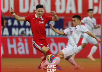 PEMAIN Tengah Sabah, Stuart Walkin cuba melepasi kawalan pemain Hai Phong dalam aksi ketiga Kumpulan H Piala AFC di Stadium Lach Tray, malam ini.-IHSAN FB ASEAN FOOTBALL