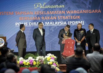 SAIFUDDIN Nasution Ismail melancarkan Sistem Tapisan Keselamatan Warganegara di JPN, Putrajaya. - UTUSAN/FAIZ ALIF ZUBIR