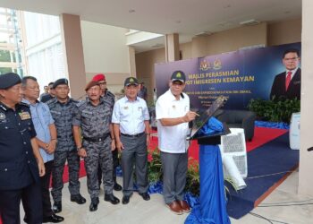 SAIFUDDIN Nasution Ismail (kanan) menandatangani plak sebagai simbolik Perasmian Depot Kemayan di Bera, Pahang.