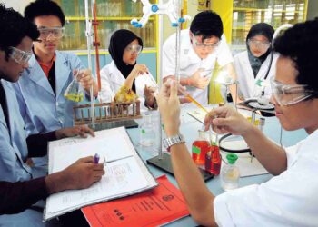 MALAYSIA bakal berdepan dengan masalah kekurangan saintis jika ramai pelajar tidak minat STEM. - GAMBAR HIASAN