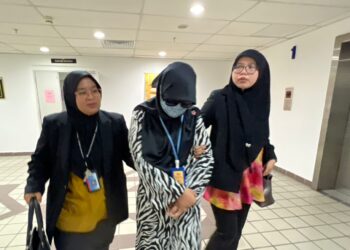 NOR Akma Abd. Ghani yang didakwa melakukan sembilan salah guna kuasa dibawa keluar dari Mahkamah Sesyen Kuala Terengganu, hari ini. - UTUSAN/TENGKU DANISH BAHRI TENGKU YUSOF 