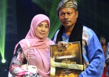 SALEHUDIN Mat Rasad (kanan) menerima Anugerah Pendukung Seni (Media) pada majlis Anugerah Seni Budaya (ASB) Pahang di Kompleks Jabatan Kebudayaan dan Kesenian Negara (JKKN) Pahang di Kuantan, Pahang.