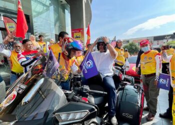 MUHAMMAD Sanusi Md. Nor dibawa menaiki motosikal berkuasa tinggi ketika hadir dalam program Winger Camaraderie Ride di Dataran Medan Bandar, Alor Setar, Kedah.