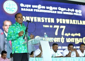 M. SARAVANAN berucap pada Konvensyen Perwakilan MIC Perak Ke-77 di Ipoh hari ini. - UTUSAN/MUHAMAD NAZREEN SYAH MUSTHAFA