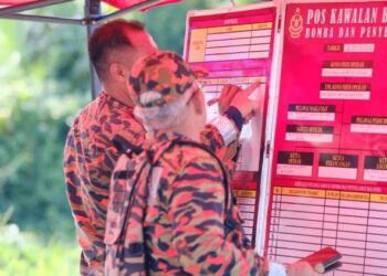 ANGGOTA bomba melakukan operasi SAR di lokasi kejadian tiga remaja dikhuatiri lemas ketika mandi di Sungai Batang Lassa, Sarawak.