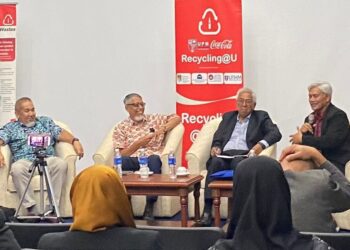 AHMAD Ismail (kanan) sebagai moderator bersama barisan ahli panel Anuwar Ali, Abdul Latiff Mohamad dan Zaid Ahmad dalam diskusi Bulan Akademia di UPM, Serdang, Selangor.