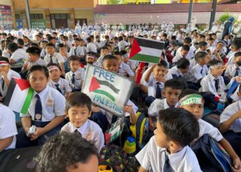 PARA pelajar berhimpun pada Minggu Solidariti Palestin di SK 2 Taman Keramat, Kuala Lumpur.