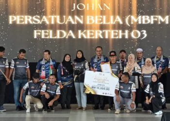 AHMAD Samsuri Mokhtar (tengah_) bergambar bersama Ahli Jawatankuasa Persatuan Belia (MBFM) Felda Kerteh 03 yang muncul sebagai johan kategori pertubuhan sempena Sambutan Hari Belia Negara Peringkat Negeri Terengganu 2023 di Kuala Nerus, hari ini.