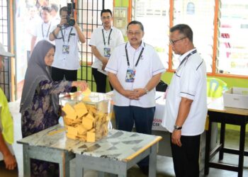 ABDUL GHANI Salleh (tengah) meninjau proses pengundian PRK DUN Pelangai di SMK (LKTP) Felda Chemomoi, Pelangai di Bentong, Pahang. - FOTO/SHAIKH AHMAD RAZIF