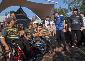 Pemangku Menteri 
Perdagangan Dalam Negeri dan Kos Sara Hidup, Datuk Armizan Mohd. Ali 
(dua dari kanan) beramah mesra dengan peserta orang kurang upaya (OKU)  pada majlis perasmian Sambutan Hari Sukan Negara Peringkat Negeri Terengganu di  Kuala Terengganu, semalam. - UTUSAN/PUQTRA HAIRRY ROSLI