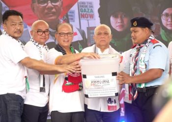 WAN ROSDY Wan Ismail (tiga dari kiri) melancarkan Tabung Palestin 2.0 di Dataran MBK di Kuantan, Pahang.