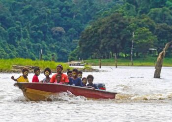 Orang Asli suku Jahai menggunakan bot untuk ke kampung di Tasik Temenggor, Perak. - GAMBAR HIASAN