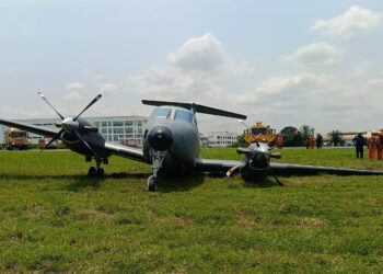 Pesawat Beechcraft B 200T milik TUDM yang melakukan pendaratan cemas di Lapangan Terbang Sultan Abdul Aziz Shah, Subang, semalam. - GAMBAR IHSAN TUDM