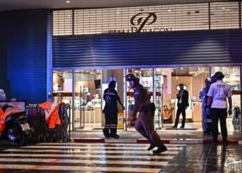 ANGGOTA pasukan keselamatan melakukan kawalan dan siasatan susulan kejadian tembakan di pusat beli-belah Siam Paragon di Bangkok, semalam. - FOTO AFP