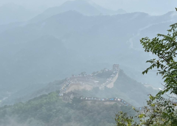 Tembok Besar China tampak lebih indah kala hujan menitis.