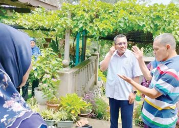 ADNAN Yaakob (kanan) bersama Amizar Abu Adam (dua dari kanan) di Felda Kemasul, Pelangai di Bentong, Pahang.