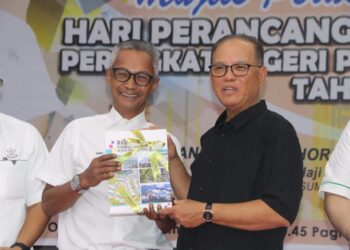 WAN ROSDY Wan Ismail (kanan) menyampaikan buku perancangan bandar pada Majlis Sambutan Hari Perancangan Bandar Sedunia Pahang 2023 di Dewan Jubli Perak Sultan Ahmad Shah di Lipis, Pahang.