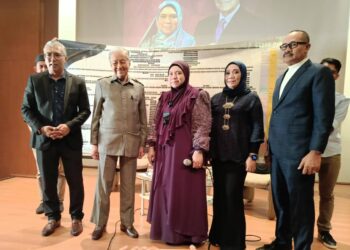 MAHATHIR Mohamad bergambar selepas forum Minggu Negarawan edisi keempat di Putrajaya. - UTUSAN/AMREE AHMAD...