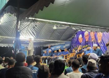MAHATHIR Mohamad ketika berucap pada ceramah pentas akhir Perikatan Nasional (PN) sempena PRK DUN Pelangai di Dataran Purnama, Pelangai di Bentong, Pahang.