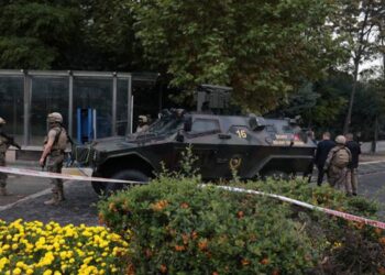 ANGGOTA polis Turkiye mengepung kawasan perkarangan Kementerian Dalam Negeri susulan kejadian letupan bom di Ankara. - Foto REUTERS