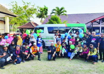 MAS IMRAN ADAM (tengah) dan Rozi Abdul Ghani serta Ahmad Fatani bergambar bersama-sama pelajar cacat penglihatan di hadapan van sumbangan Econsave dan MyCare di Lombok, baru-baru ini.