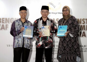 MOHD. Na'im Mokhtar (tengah) melancarkan buku Pasaran Modal Islam pada Majlis Pelancaran Bengkel Pemerkasaan Instrumen Wakaf Bertempoh (Wakaf Al-Muaqqat) dalam Pembangunan di Malaysia di Putrajaya. - UTUSAN/FAISOL MUSTAFA