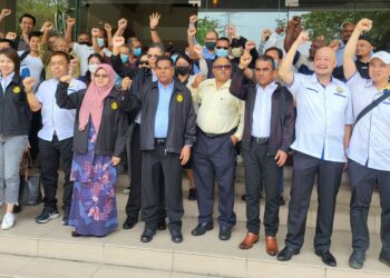 MOHD. FIRDAUS Abdullah (depan, tengah) bersama sebahagian pelabur yang didakwa menjadi mangsa penipuan pelaburan halia dan kelapa sawit sebuah syarikat berpangkalan di Kota Kinabalu, Sabah.