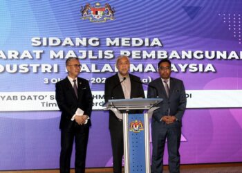 AHMAD Zahid Hamidi (tengah) bersama Tengku Zafrul Tengku Abdul Aziz (kiri) ketika sidang akhbar selepas mesyuarat Majlis Pembangunan Halal di Putrajaya. - UTUSAN/MOHD HUSNI MOHD NOOR