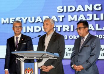 AHMAD Zahid Hamidi pada sidang akhbar selepas mempengerusikan mesyuarat Majlis Pembangunan Halal di Putrajaya. - UTUSAN/MOHD HUSNI MOHD NOOR