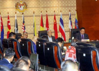 AHMAD Zahid Hamidi 
 mempengerusikan mesyuarat Majlis Pembangunan Halal di Putrajaya. - UTUSAN/MOHD HUSNI MOHD NOOR