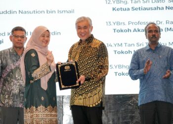 AHMAD Zahid Hamidi menyerahkan dokumen perjanjian persefahaman kepada Menteri Pendidikan, Fadhlina Sidek pada Majlis Pertukaran Dokumen Memorandum Kerjasama Antara Kerajaan Dengan Syarikat Berkaitan Kerajaan (GLC) dan Syarikat Swasta di Putrajaya. - UTUSAN/FAISOL MUSTAFA