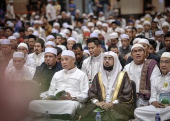 AHMAD Zahid Hamidi menyertai zikir ketika Majlis Zikir Perdana Sedunia di Masjid Putra di Putrajaya. - UTUSAN/FAIZ ALUF ZUBIR