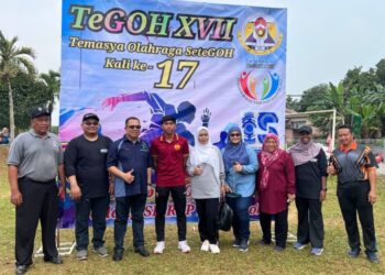 ZUHAIRI Ab. Kadir (tiga dari kiri) merasmikan Temasya Olahraga Kali Ke-17 Sekolah Kebangsaan (SK) Rancangan Tanah Pemuda (RTP) Bukit Goh di Kuantan, Pahang.