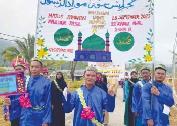 KAKITANGAN MUIP bersama saudara baharu Persatuan Cina Muslim Malaysia, Pahang ketika mengambil bahagian dalam Pesta Tanglung Pahang 2023 di Kuantan baru-baru ini. – utusan/HARIS FADILAH AHMAD