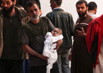 SEORANG lelaki memegang jenazah bayi yang terbunuh akibat bedilan udara tentera Zionis di Rafah, selatan Semenanjung Gaza, Palestin. - AFP