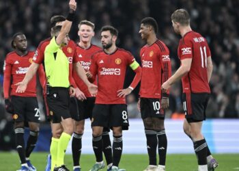 Pemain Manchester United, Marcus Rashford dibuang padang selepas melakukan kekasaran ketika menentang FC Copenhagen dalam aksi Liga Juara-Juara Eropah (UCL) awal pagi tadi. (FOTO: AFP)