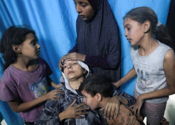 PILU… Empat beradik rakyat Palestin menenangkan ibu mereka yang cedera sebaik sahaja tiba di Hospital Nasser, Khan Younis di selatan Gaza untuk mendapatkan rawatan. - AFP