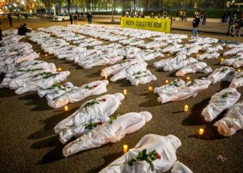 MASYARAKAT dunia menyaksikan dengan jelas kekejaman dan kebiadapan Israel menyerang dan memusnahkan sesuka hati apa yang ada di Gaza.-AFP