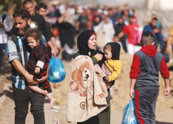 Rakyat Gaza kini di ambang kebuluran ekoran peperangan yang berlaku dan bekalan makanan semakin berkurangan. - AFP