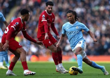Liverpool dan Manchester City terpaksa akur untuk meraih keputusan seri 1-1 selepas kedua-dua pasukan berentap dalam aksi Liga Perdana Inggeris di Stadium Etihad sebentar tadi. (FOTO: AFP)