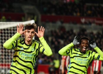 Kai Havertz (kiri) jadi wira Arsenal untuk membantu pasukanya menang 1-0 ke atas Brentford sekaligus menghuni puncak Liga Perdana Inggeris. (FOTO: AFP)